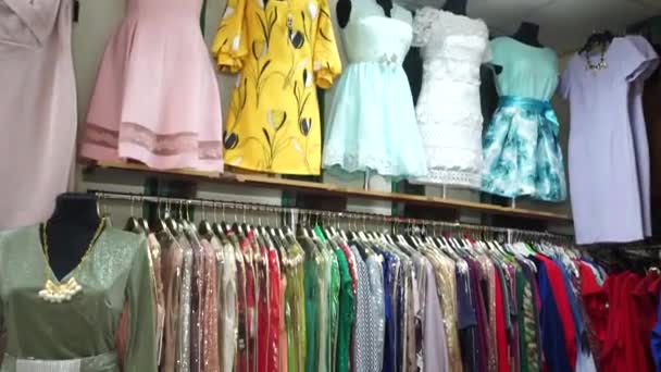 Jurken Andere Kleding Voor Dames Tentoongesteld Winkel — Stockvideo