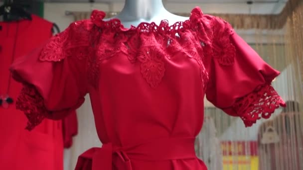 Vestido Mulher Vermelho Com Cadarço Manequim Loja — Vídeo de Stock