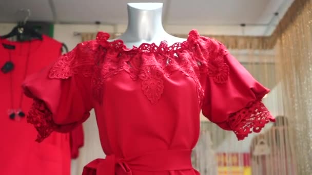 Κόκκινο Γυναικείο Φόρεμα Δαντέλα Κούκλα Στο Μαγαζί Νέα Συλλογή — Αρχείο Βίντεο