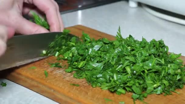 Cozinhe Para Descascar Verdes Nas Tábuas — Vídeo de Stock