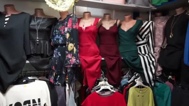 Vielfältige Damenkleidung Und Kleider Der Boutique — Stockvideo