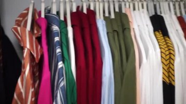 Mağazadaki kadın kıyafetleri.