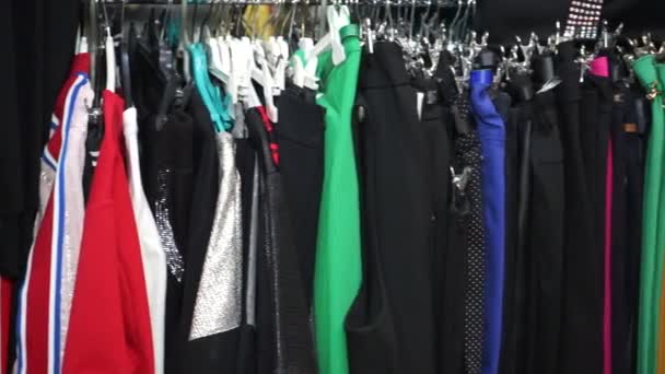 Πολλά Διαφορετικά Γυναικεία Ρούχα Στην Κρεμάστρα Στο Μαγαζί — Αρχείο Βίντεο