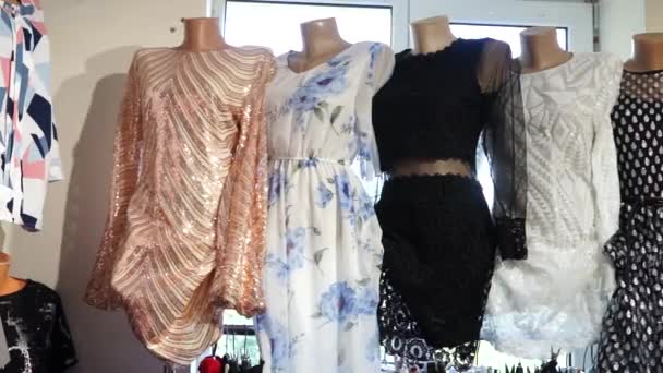 Verschiedene Frauenkleider Auf Schaufensterpuppen Geschäft — Stockvideo