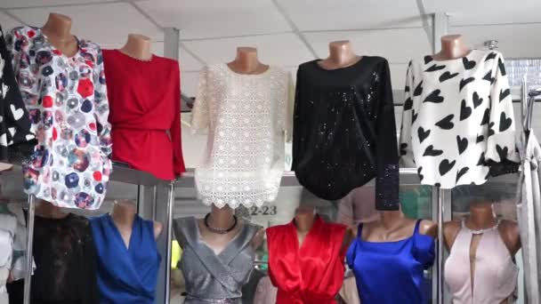 Blusas Femininas Vestidos Vitrine Loja — Vídeo de Stock