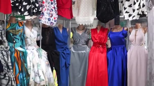 Жіночі Блузки Сукні Вітрині Магазину — стокове відео