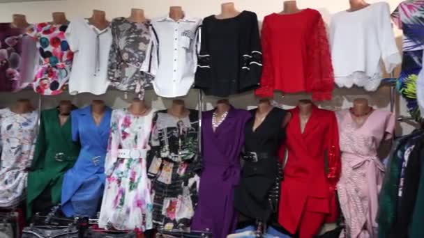 Blouses Jurken Voor Dames Etalage — Stockvideo