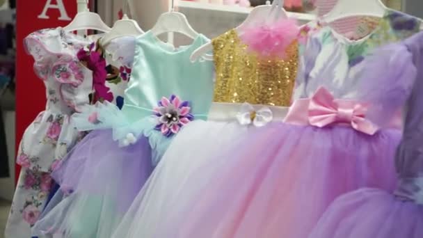 Jasne Eleganckie Sukienki Dziecięce Witrynie Sklepu — Wideo stockowe