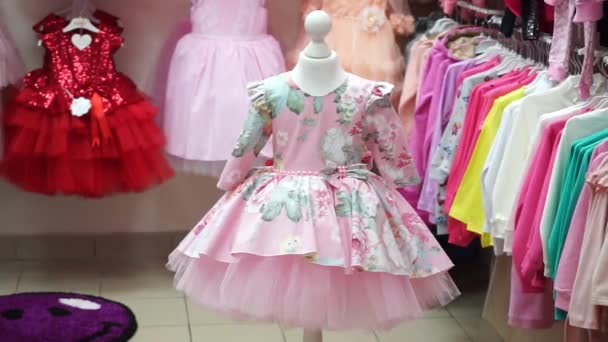 Muchos Vestidos Bebé Elegantes Brillantes Coloridos Para Princesas — Vídeo de stock