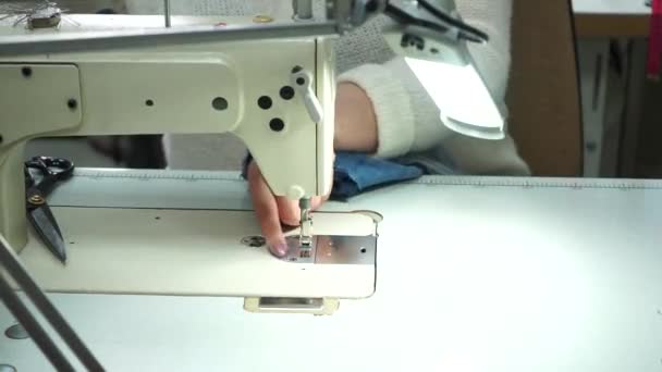 Seamstress Coud Des Jeans Sur Une Machine Coudre — Video