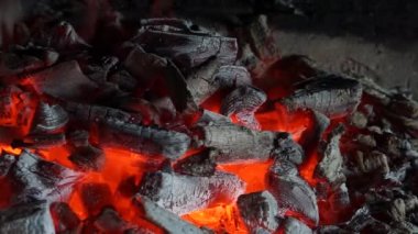 Şöminede ateş yanıyor.