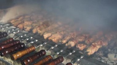 Şişler fırındaki kömürlerde kızarır.