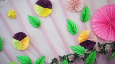 Pembe arka planda parlak el yapımı süsler, yapraklar ve çiçekler