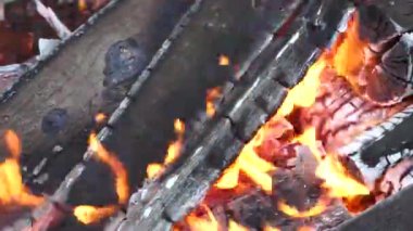 Yemek pişirmek için şenlik. Yanan odun