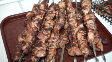 Kızarmış kebap tepside yatıyor.