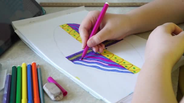 Menina Diligentemente Desenha Ovos Páscoa Com Mão Direita — Vídeo de Stock
