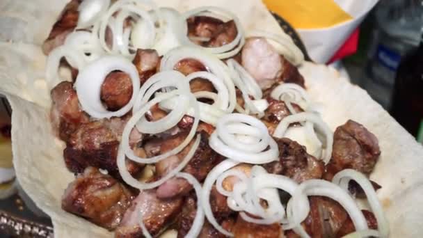 Kebab Cibulí Lavasách Lesklém Stole — Stock video