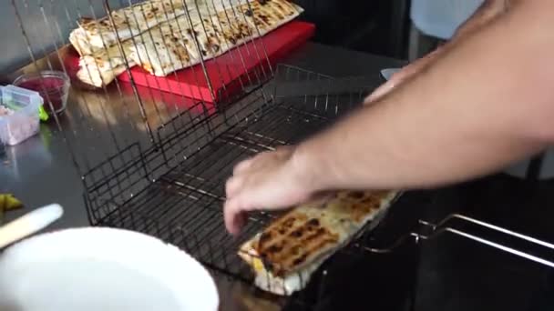 Kocken Tar Fram Den Färdiga Grillade Pitan — Stockvideo