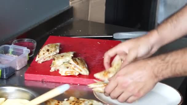 Σεφ Βάζει Φέτες Πίτα Ψωμί Ένα Πιάτο — Αρχείο Βίντεο