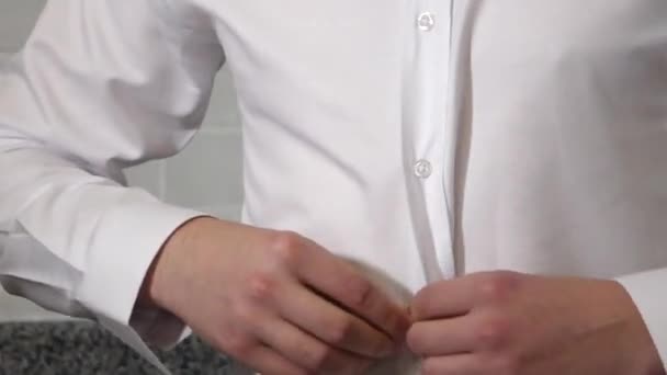 Homme Attache Une Chemise Blanche Près — Video
