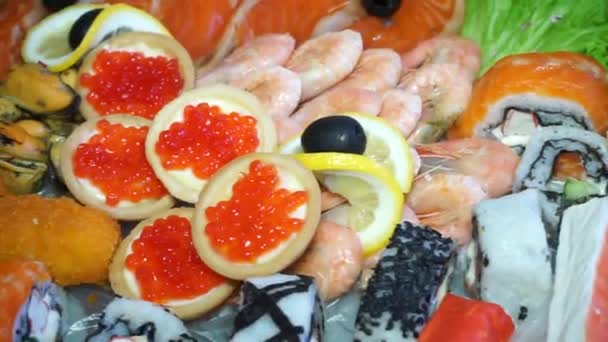 Gran Plato Con Mariscos Frutas Ofochas Caviar Rojo Cerca — Vídeo de stock