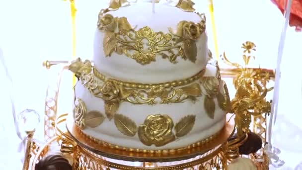 Torta Grande Tres Niveles Con Decoraciones Oro Una Bandeja Oro — Vídeo de stock