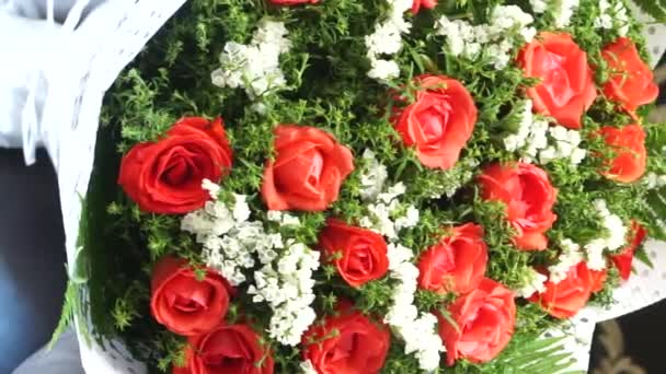 Großer Strauß Roter Rosen Mit Grüntönen Aus Nächster Nähe — Stockvideo