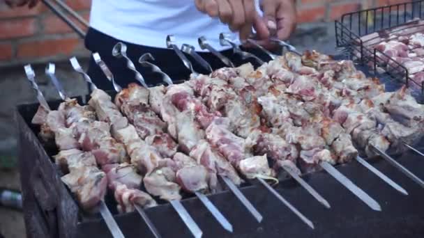 Pria Membalik Atas Memasak Barbecue Barbekyu — Stok Video