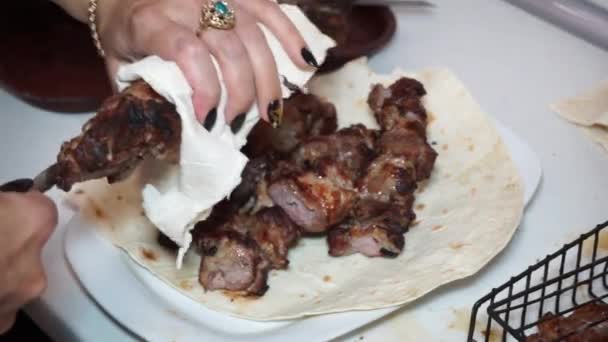 Uma Mulher Remove Kebabs Shampoo Lavash — Vídeo de Stock