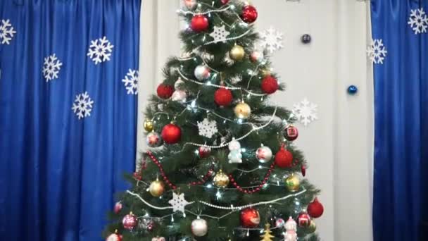 Árbol Navidad Decorado Con Guirnaldas — Vídeo de stock