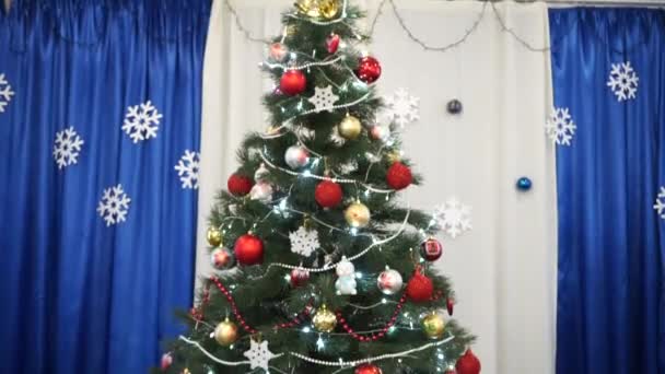 室内装饰有花环的圣诞树 — 图库视频影像