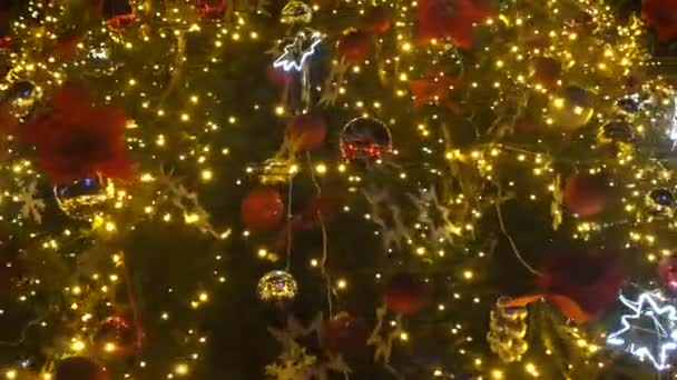 Árbol Navidad Decorado Está Girando Disparos Cerca Desde Abajo Hacia — Vídeos de Stock