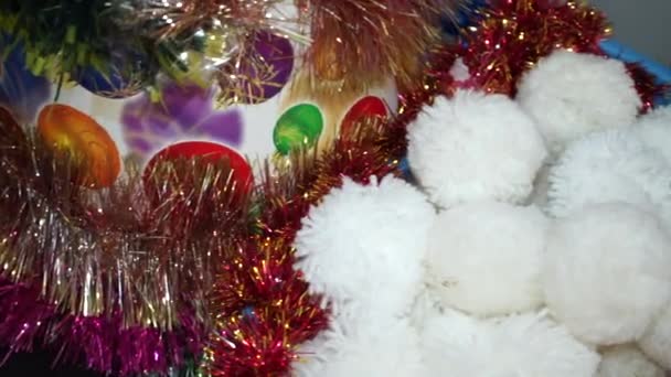 Tinsel Bolas Neve Artificiais Sob Árvore Natal — Vídeo de Stock