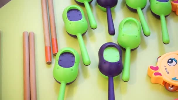 Une Variété Instruments Musique Brillants Pour Enfants Trouvent Sur Table — Video