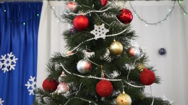 Árvore Natal Decorada Com Guirlandas Dentro — Vídeo de Stock
