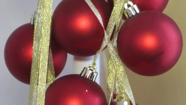 Grandes Bolas Vermelhas Natal Penduradas Parede — Vídeo de Stock