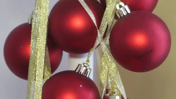 Grandes Bolas Vermelhas Natal Penduradas Parede — Vídeo de Stock