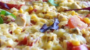 Domatesli, etli ve peynirli leziz bir pizza.