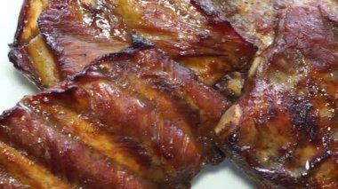 Fırında pirzola, marul ve kırmızı biber.