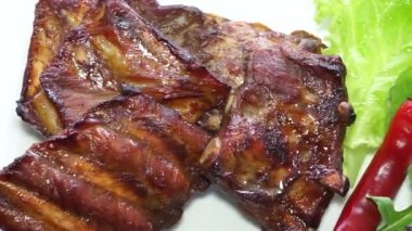 Fırında pirzola, marul ve kırmızı biber.