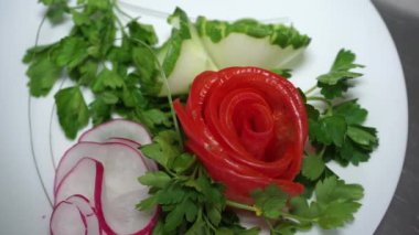 Sebze tabakları servis ediyorum.