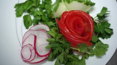 Sebze tabakları servis ediyorum.