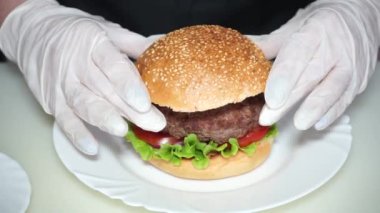 Büyük ve lezzetli bir hamburger pişir.