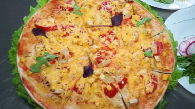 Büyük ve lezzetli pizza yakın plan. Kamera baskını