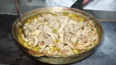 Eti bir kesikte pişir ve ahşap bir spatulayla karıştır.