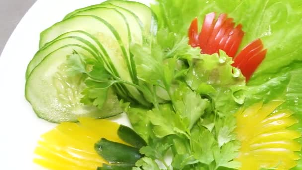 Salade Okirki Tomate Persil Fromage Gros Plan Sur Une Assiette — Video