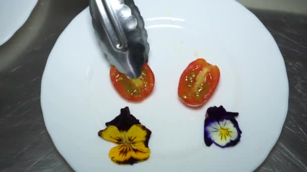 Chef Roubando Salada Com Vestido — Vídeo de Stock