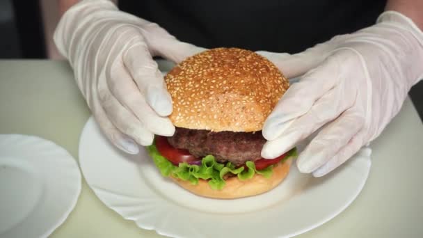 Gătește Burger Mare Delicios — Videoclip de stoc