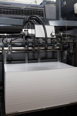 Bir kağıt yığını daktiloya yükleniyor