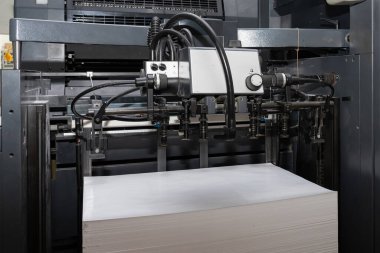 Bir kağıt yığını daktiloya yükleniyor